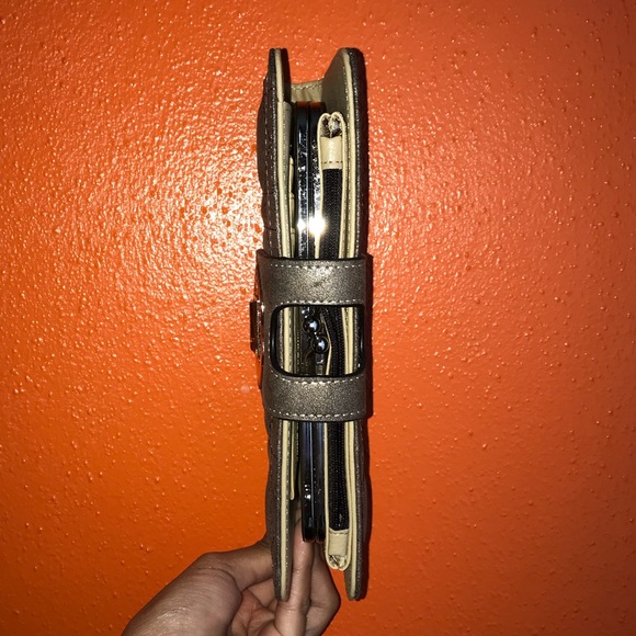 STYLISH CLUTCH - Picture 2 of 8